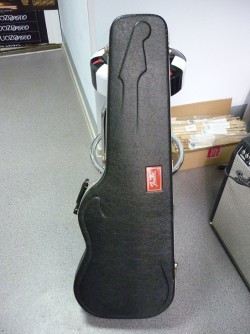 Жесткий пластиковый кейс Fender для электро-гитары